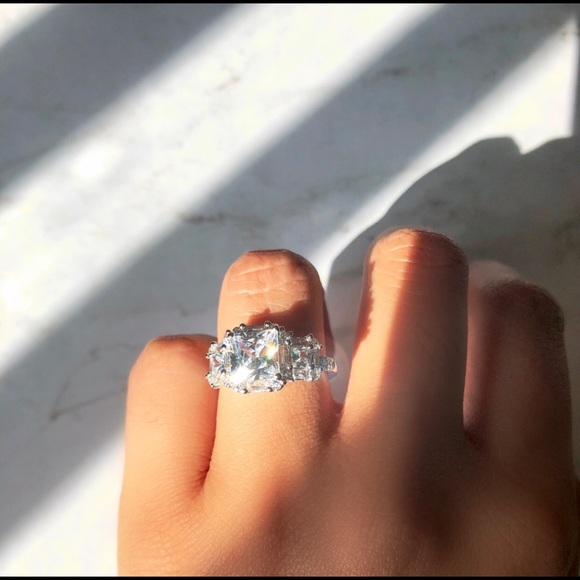 sterling silver ring with CZ - Picture 2 of 8